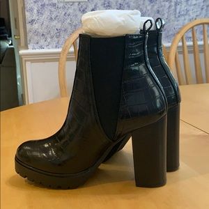NWT Steve Madden Raina Croc Boot Size 7